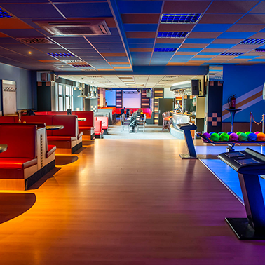Posezení u bowlingových drah